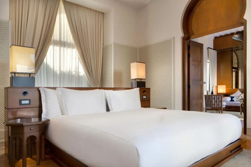 Luxuriöses Schlafzimmer mit Kingsize-Bett und eleganten Vorhängen