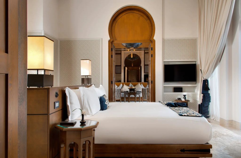Luxuriöses Schlafzimmer mit großem Bett und Blick auf Essbereich
