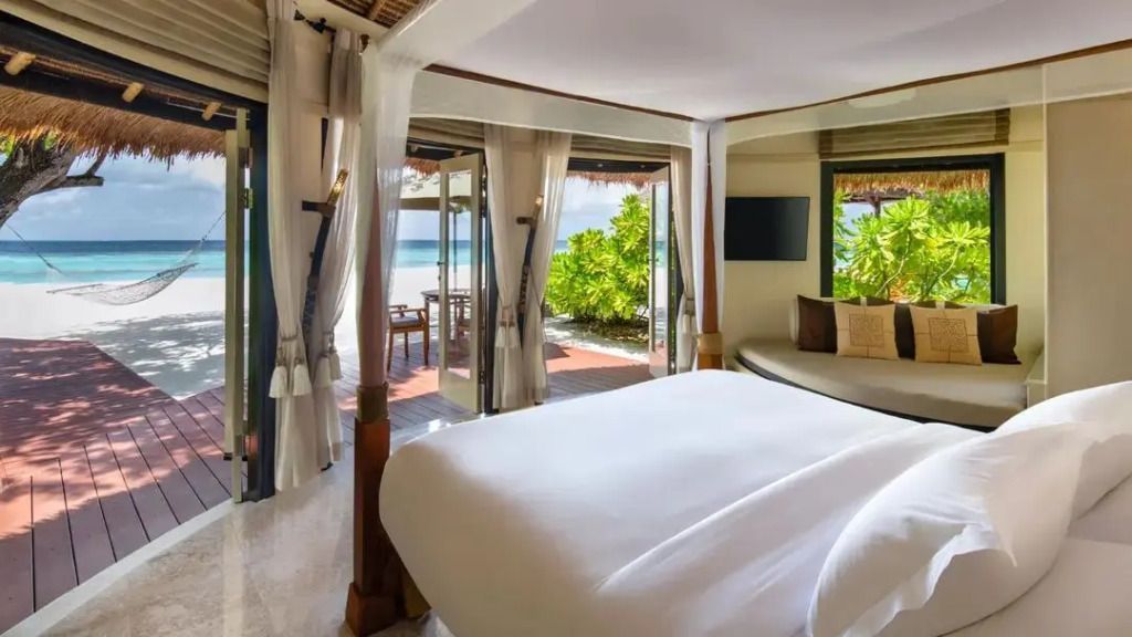 Schlafzimmer mit offenem Zugang zur Terrasse und Meeresblick