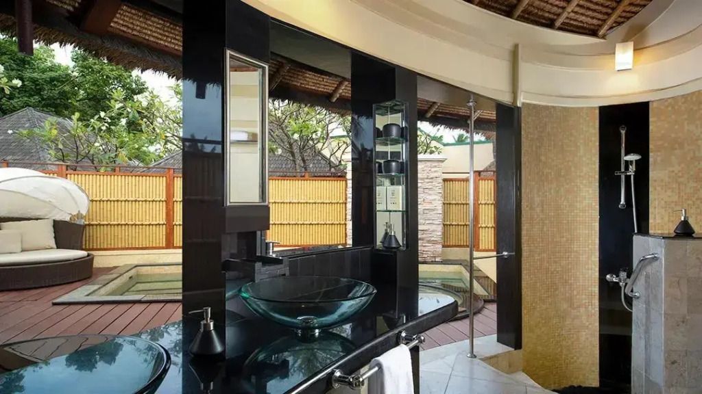 Badezimmer mit elegantem Glaswaschbecken und offenem Design