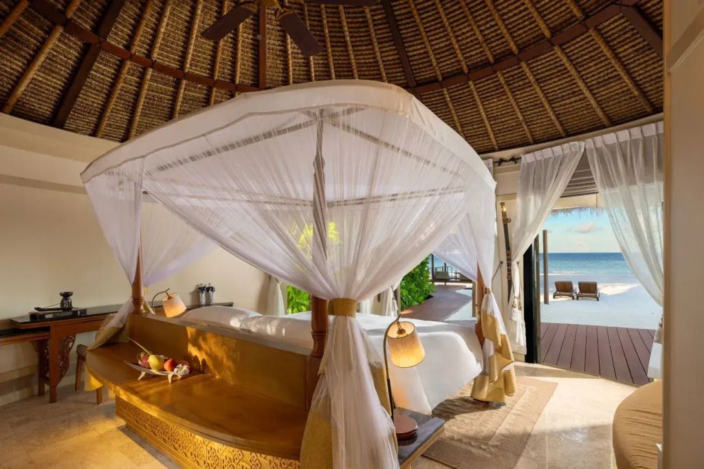 Geräumiges Schlafzimmer in Strandvilla mit Himmelbett und Meerblick.