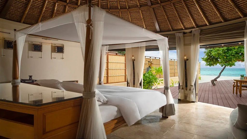 Himmelbett in offener Strandvilla mit elegantem Design.