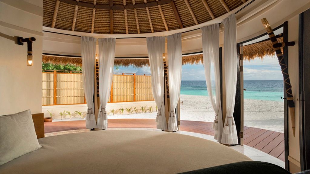 Panoramablick aus Villa auf Strand und Meer durch große Türen.
