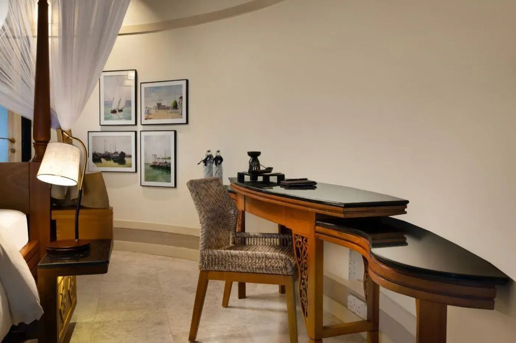 Schreibtisch mit Stuhl und Wanddekoration im Villenzimmer