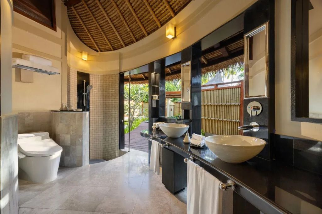 Modernes Badezimmer mit Doppelwaschbecken und freistehender Badewanne