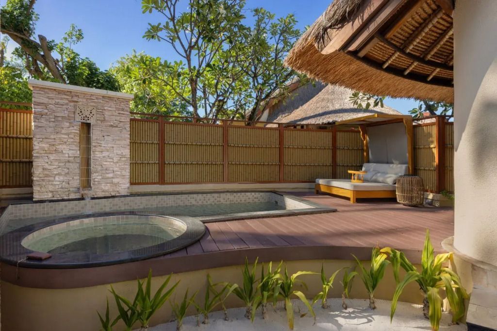 Private Terrasse mit kleinem Pool und Liege