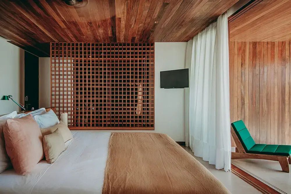 Modernes Schlafzimmer mit Holzelementen und großem Fenster