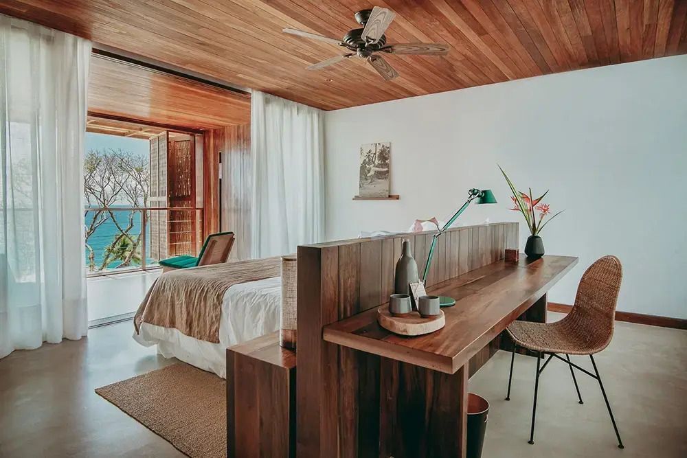 Suite mit Holzdecke, elegantem Schreibtisch und Balkon