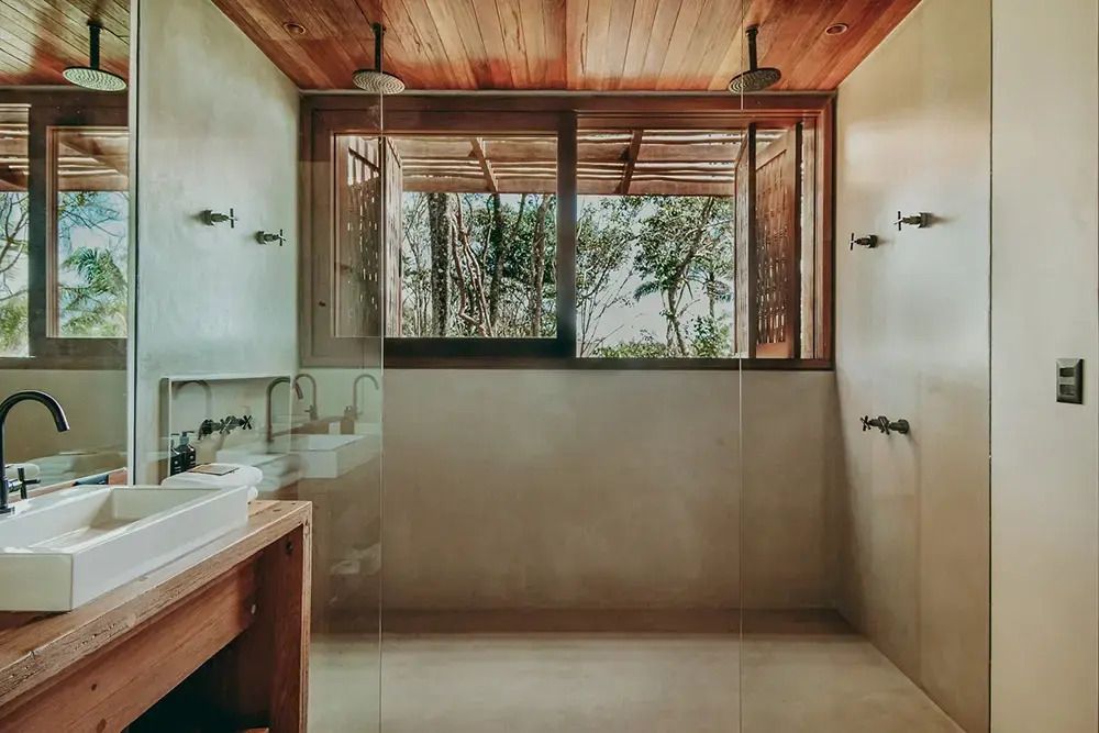 Geräumiges Badezimmer mit großer Dusche und Holzdecke