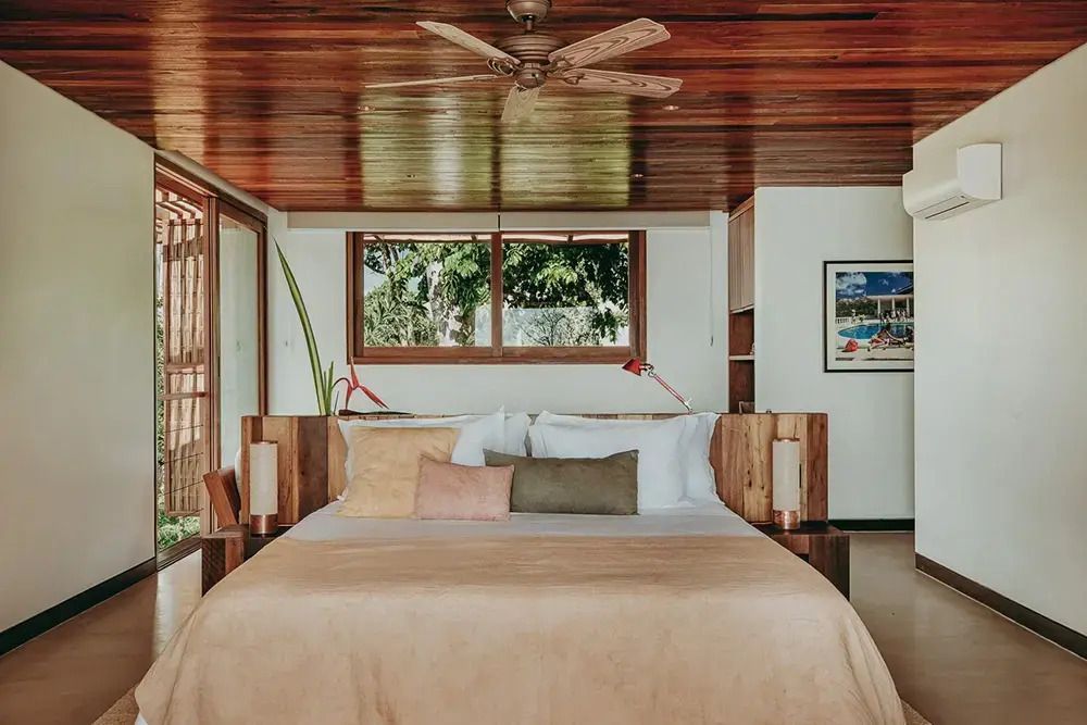 Elegantes Schlafzimmer mit Doppelbett und Holzdecken im Barracuda Hotel & Villas