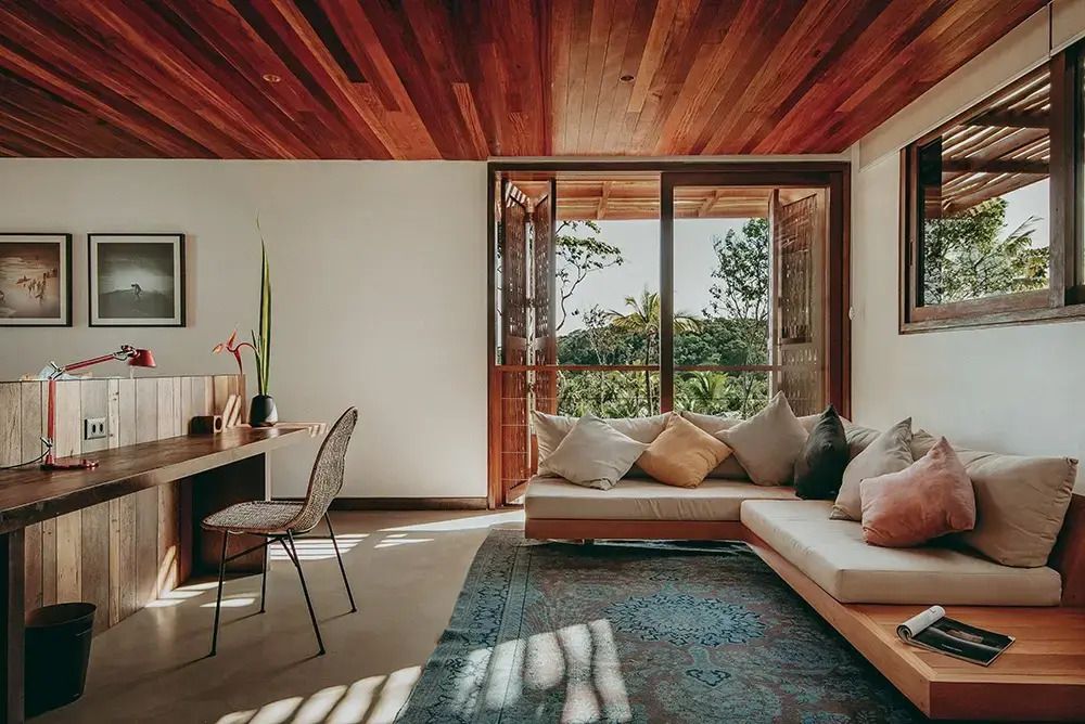 Gemütlicher Wohnbereich mit Schreibtisch und Sofa in der Corner Doppel Suite