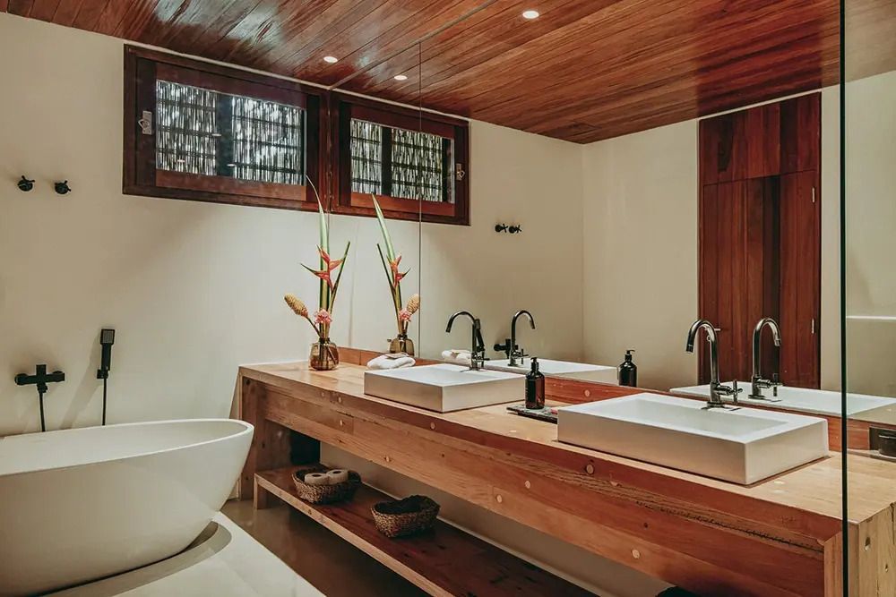 Luxuriöses Badezimmer mit zwei Waschbecken und freistehender Badewanne