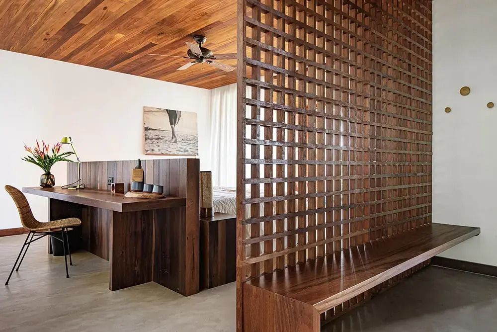 Holzgeteiltes Zimmer in der Forest Doppel Suite mit modernem Design