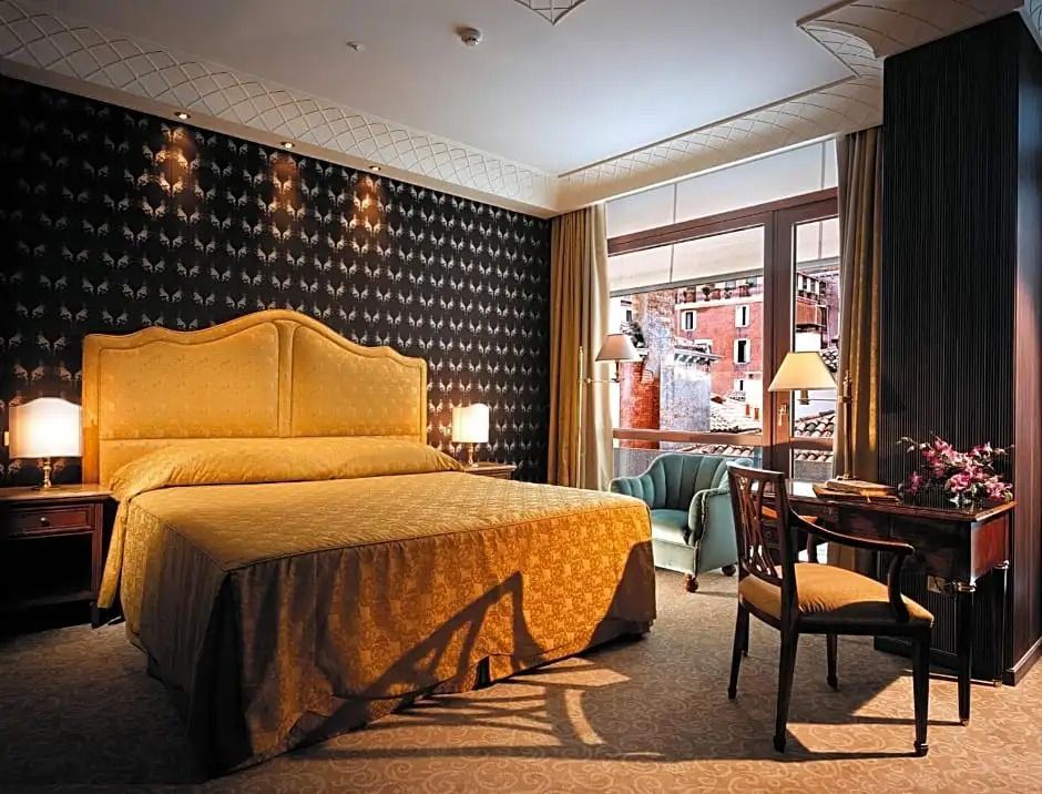Deluxe Doppelzimmer mit luxuriösem Design und kleinem Balkon mit Stadtblick