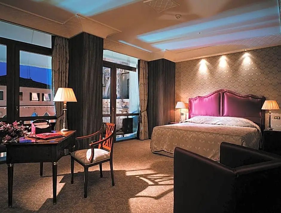 Großzügiges Zimmer mit luxuriösem Interieur und romantischer Beleuchtung