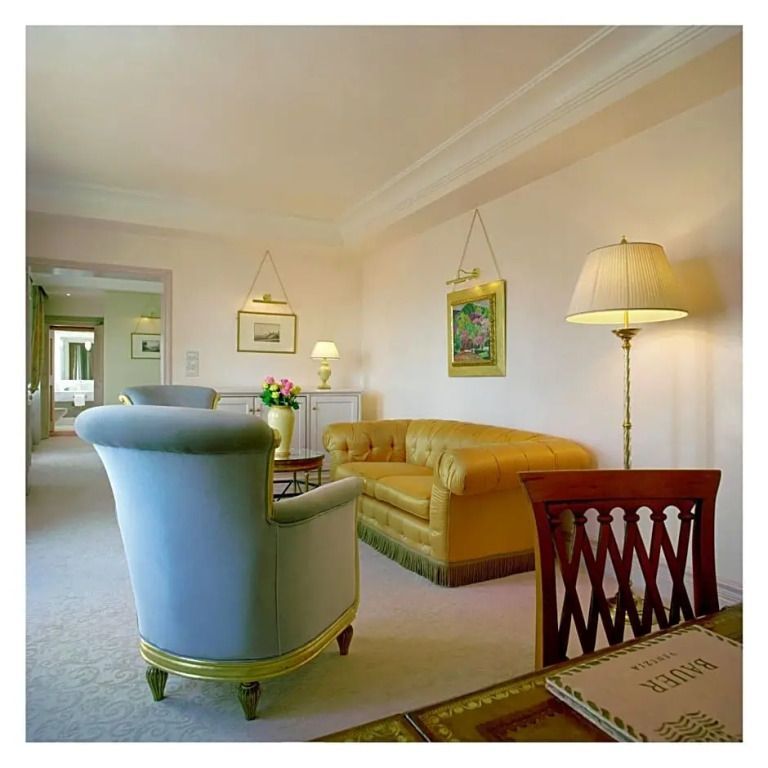 Wohnbereich der Executive Suite mit luxuriösen Möbeln in sanften Farben