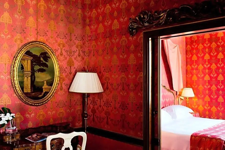Opulenter Raum mit roter Tapete und eleganter Einrichtung