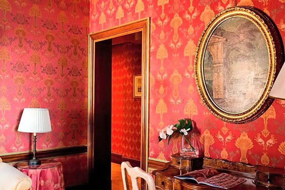 Detailreiche Inneneinrichtung mit roter Tapete und Holzdetails