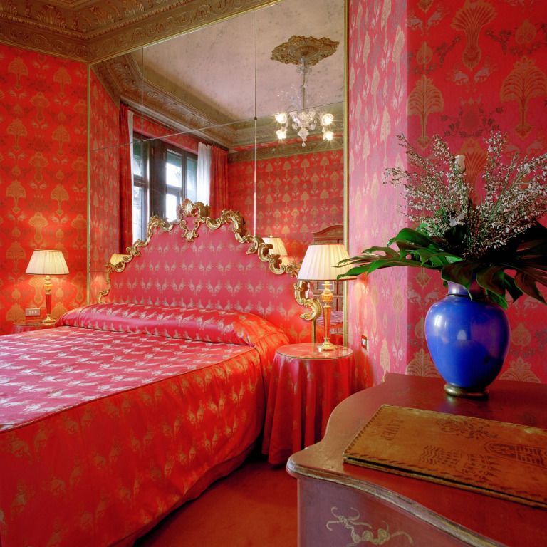 Luxuriös eingerichtete Grand Junior-Suite mit großzügigem Bett und eleganter Dekoration