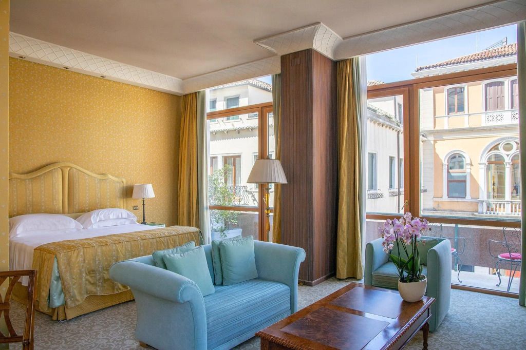 Helles, elegantes Zimmer mit großer Fensterfront und luxuriöser Sitzgruppe