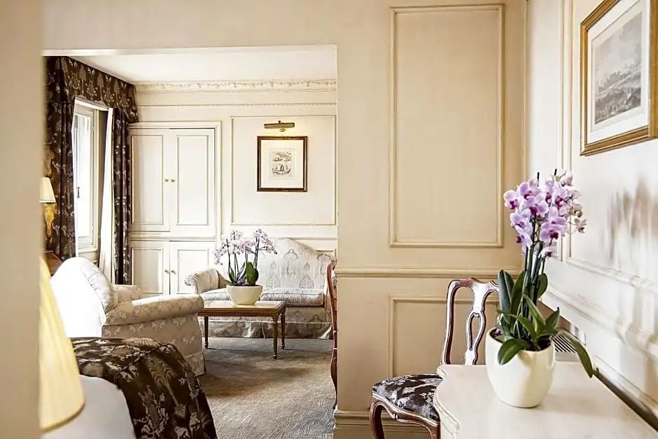 Gemütliches Zimmer mit eleganter Einrichtung und dekorativen Blumen