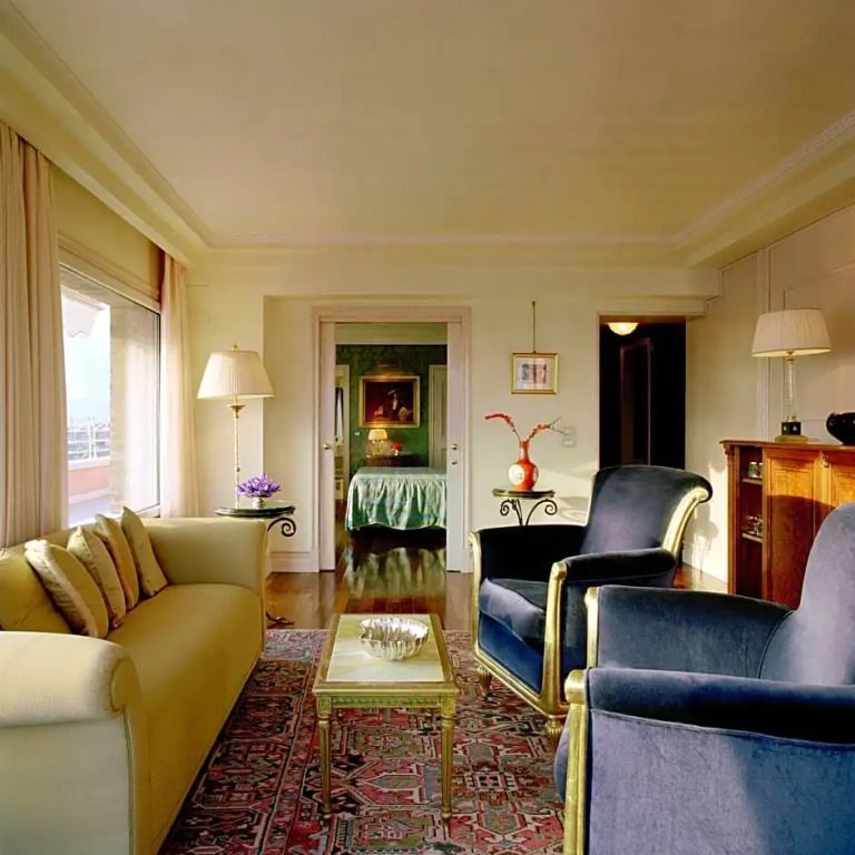 Elegantes Wohnzimmer der Präsidenten Suite mit Sofa und Sesseln in neutralen Tönen
