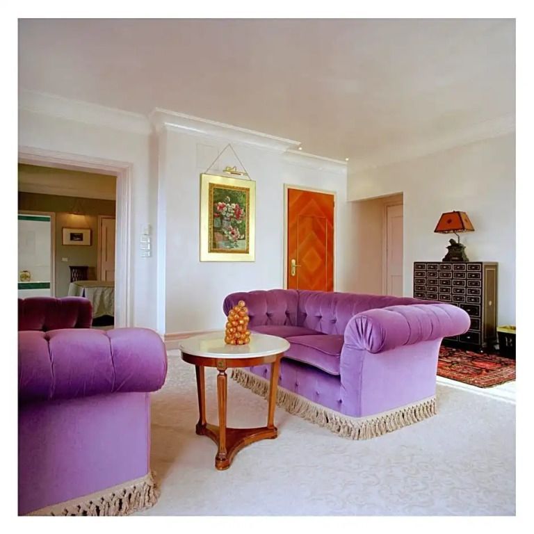 Luxuriöse Sitzgruppe mit lila Sofas und Tisch in der Präsidenten Suite