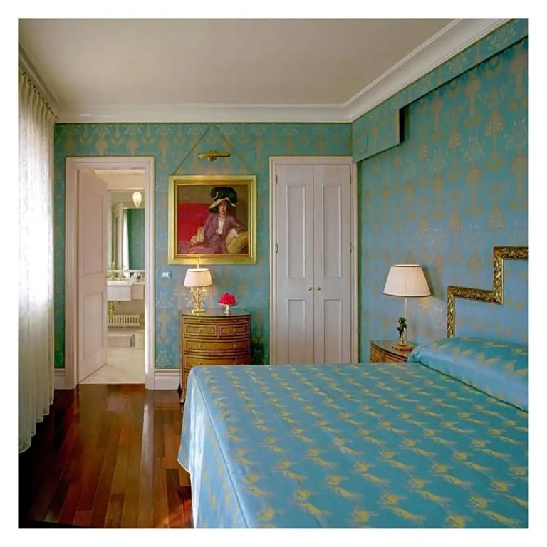 Hauptschlafzimmer der Präsidenten Suite mit opulentem Dekor und Kunstwerken