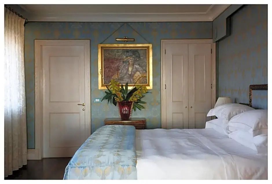 Geräumiges Schlafzimmer der Präsidenten Suite mit stilvoller Wandkunst