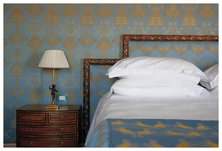 Detailaufnahme eines Bettes mit luxuriöser Bettwäsche in der Präsidenten Suite