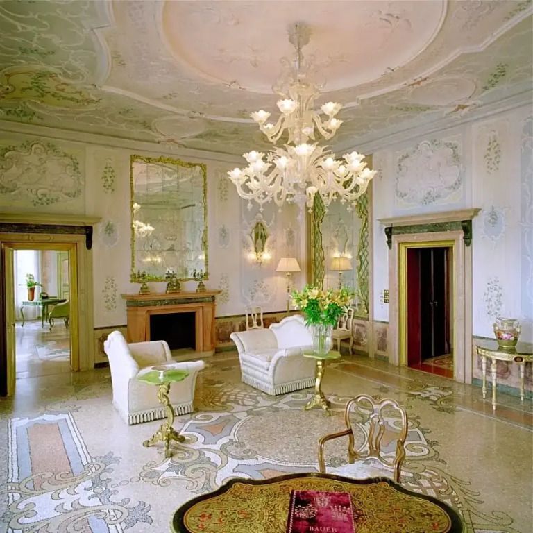 Elegantes Wohnzimmer in der Royal Suite mit Kronleuchter und Kamin