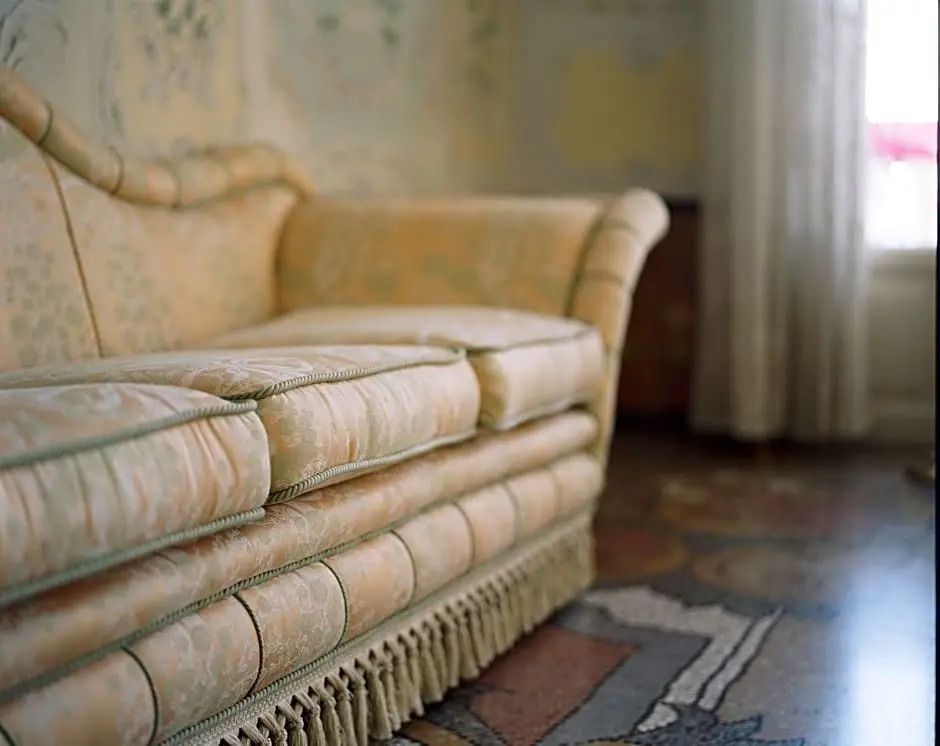 Bequemes Sofa mit Samtstoff in einem luxuriösen Raum
