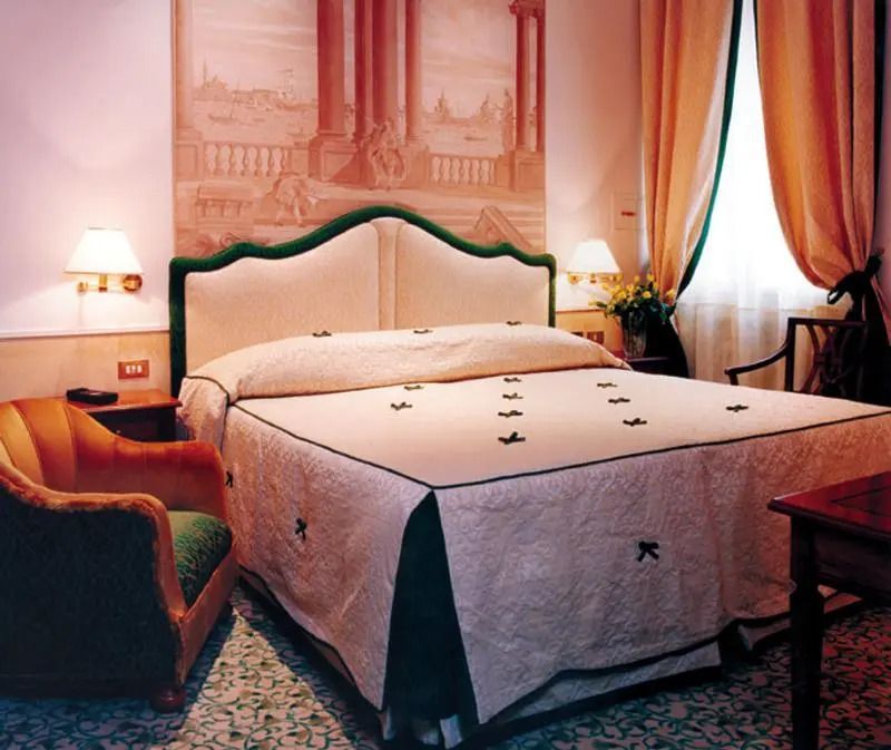 Elegantes Standardzimmer mit klassischem Dekor und gemütlicher Atmosphäre.