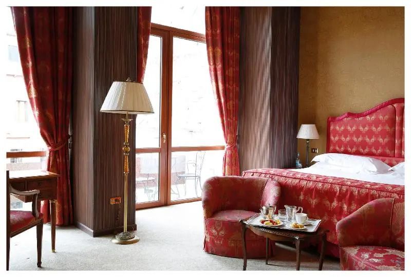 Geräumiges Zimmer mit großer Fensterfront und eleganter Einrichtung.