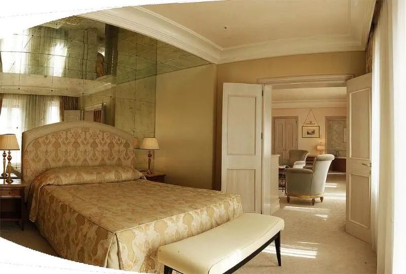 Elegantes Zimmer mit luxuriösen Stoffen und einladender Sitzecke.