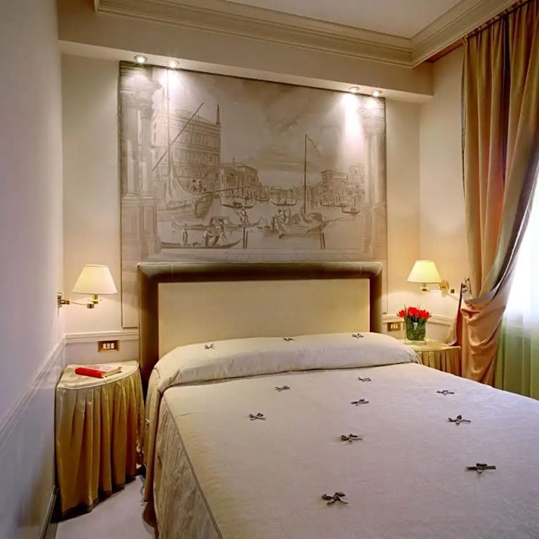 Elegantes Schlafzimmer mit großem Wandbild und zwei Tischlampen