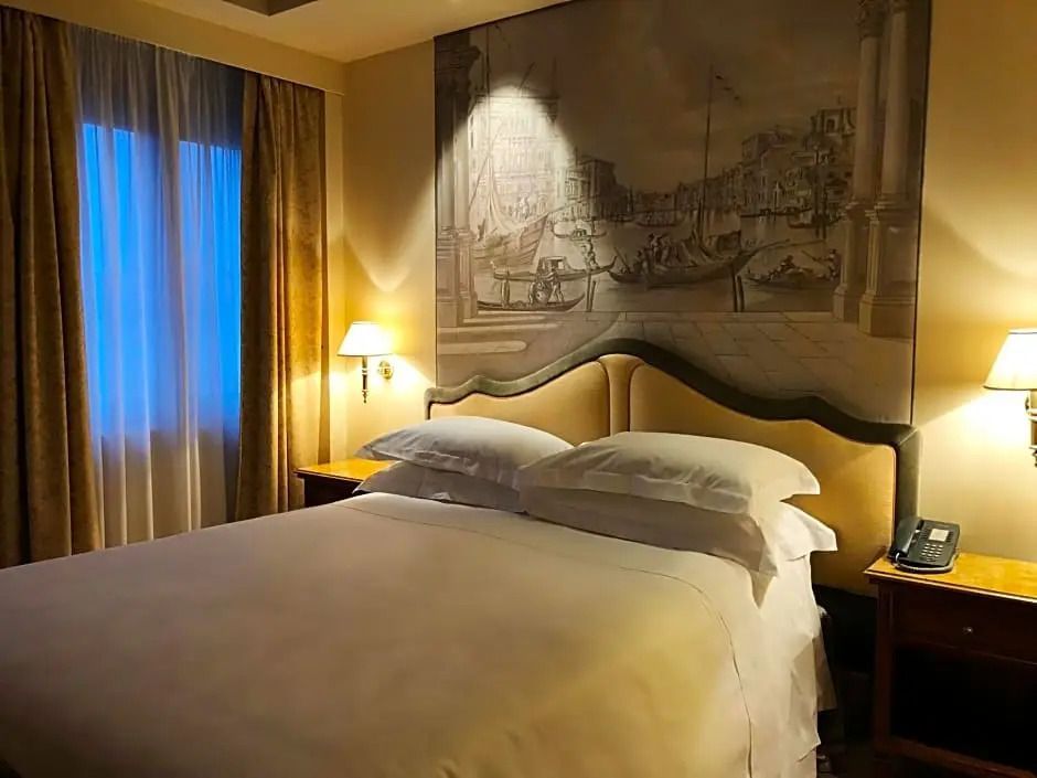 Komfortables Doppelbett in einem gemütlichen Hotelzimmer mit Kunstwerk
