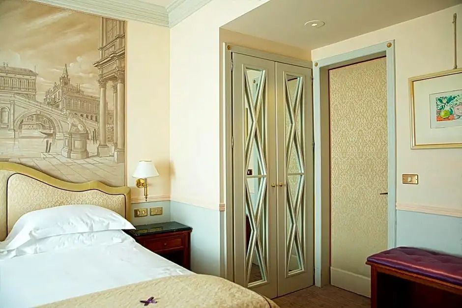 Geräumiges Zimmer mit prächtigem Schrank und elegantem Bett