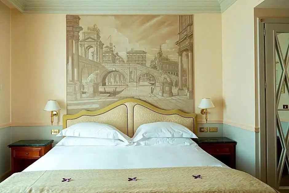 Luxuriöses Schlafzimmer mit beeindruckendem Architektur-Wandbild