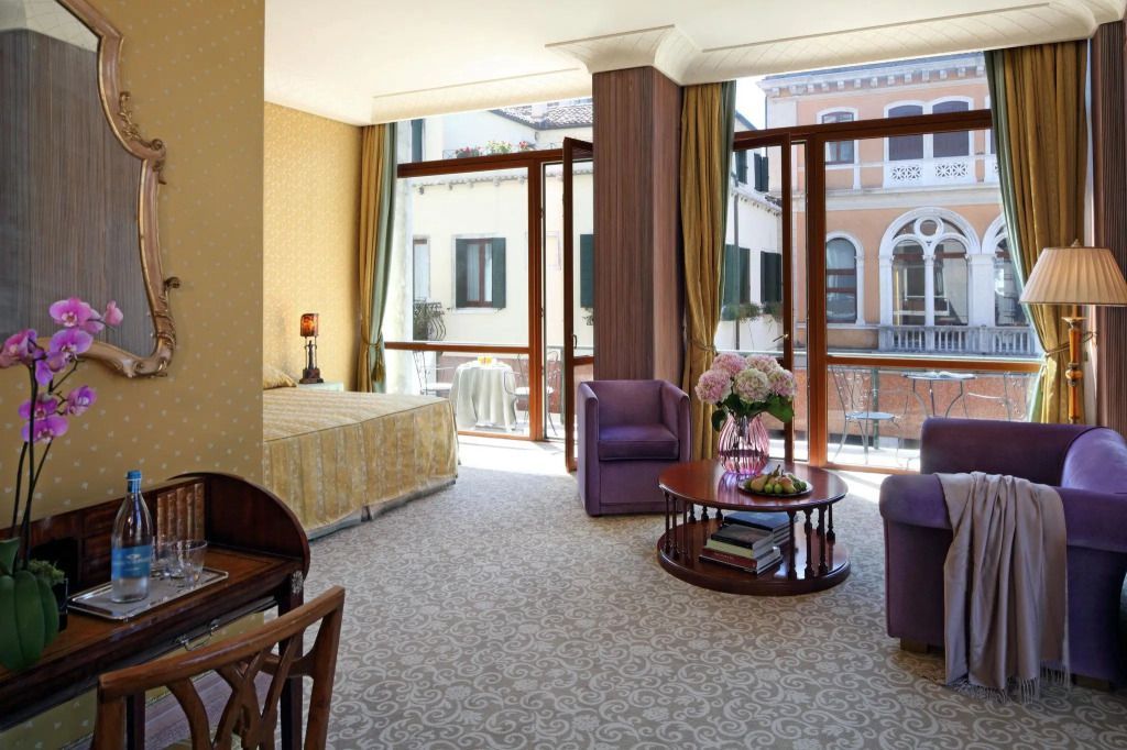 Helle Suite mit großen Fenstern und schöner Aussicht