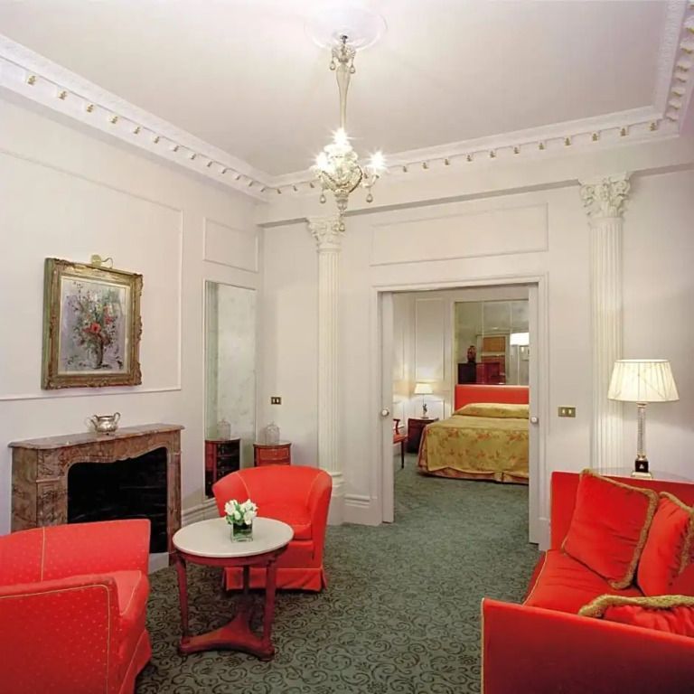 Elegantes Wohnzimmer mit roten Sofas und Kamin