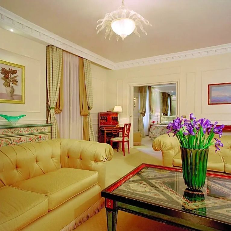 Luxuriöses Wohnzimmer mit Blumenvasen und geschmackvoller Einrichtung