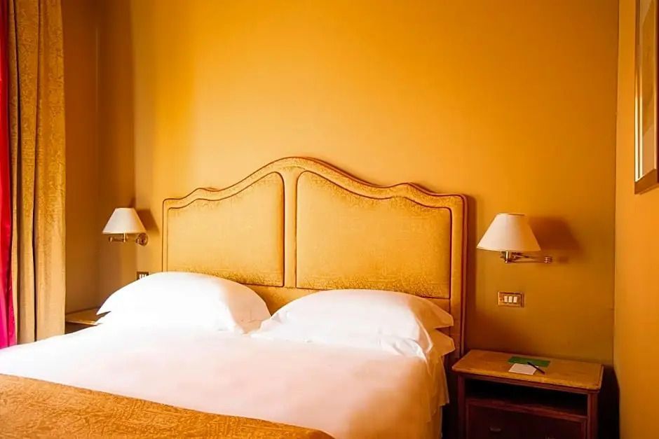 Komfortables Doppelbett mit eleganten Nachttischen
