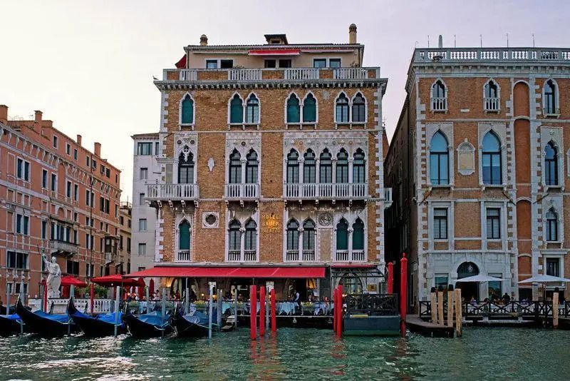 Historische Fassade des Hotels Bauer Palazzo am Wasser mit Gondeln im Vordergrund