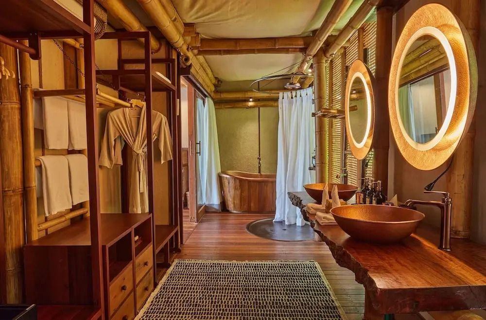 Design-Badezimmer mit Naturmaterialien und hölzernem Waschbecken im Bawah Reserve
