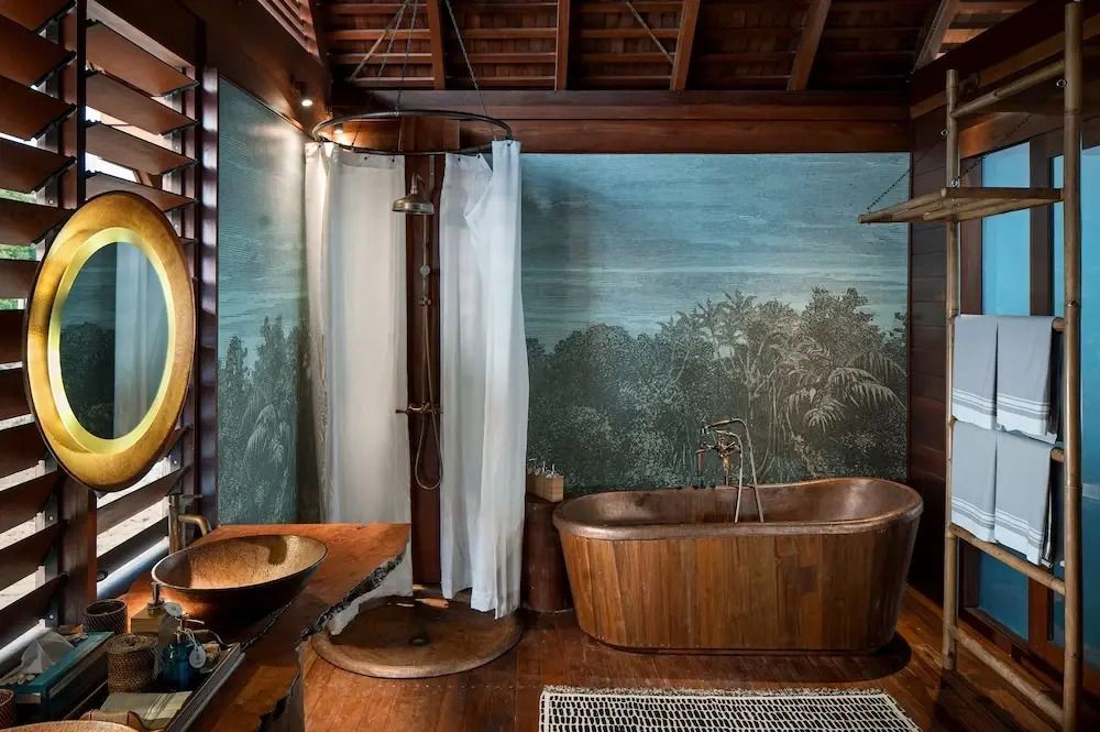 Luxuriöses Badezimmer mit Holzelementen und Regenwalddesign