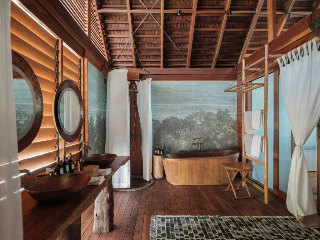 Luxuriöses Badezimmer mit Holzverkleidung und freistehender Badewanne