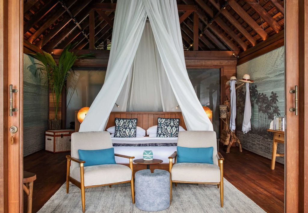 Elegantes Schlafzimmer mit Baldachin und weißen Vorhängen