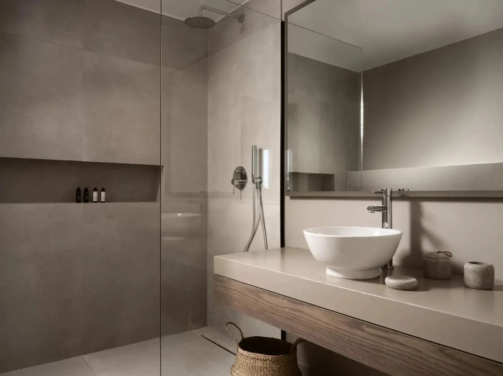Stilvolles Badezimmer mit großer Dusche und eleganten Oberflächen.