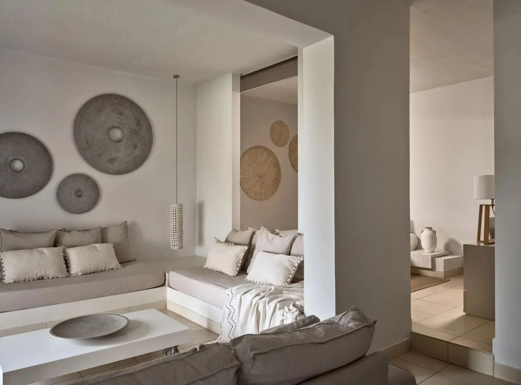 Eleganter Wohnbereich mit Sitzmöglichkeiten und entspannter Atmosphäre.
